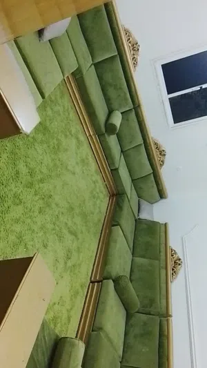 كنب ارضي مع الموكيت نظيف
