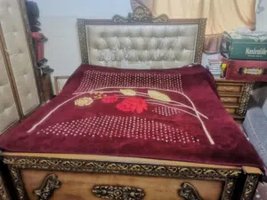 تخت خشب لاتيه مجوز منجد بحاله ممتازه جدا للبيع بسعر مغري تفصيل مش تجاري مع فرشا طبيه زمبرك ممتازه