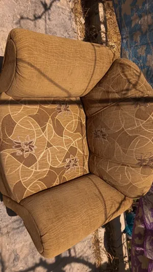 كنب للبيع بحالة ممتازة   - نظيف جداً ومرتب، استخدام خفيف. - مريح ومناسب للبيت أو المكتب. اقرا الوصف