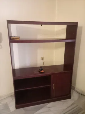 رفوف وخزانة خشب أنيقة للمعيشة – نظيفة جداً