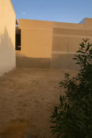 ارض 100م بالقادسية واجهة مميزة للسكن والاستثمار كهرباء مستمرة ومنطقة راقية هادئة