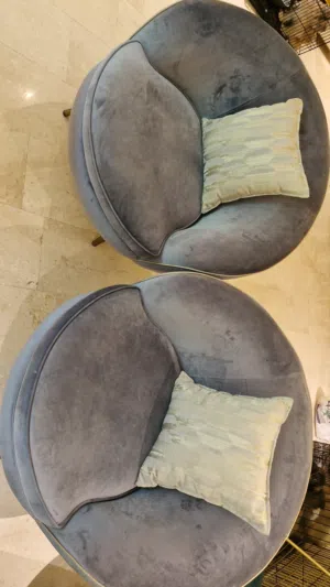 اثاث مستعمل استعمال خفيف شبه جديد طقم كنت +كراسي ديكور عدد 2 مع طاولة وسط +كرسي أرجوحة ثابت(8500)