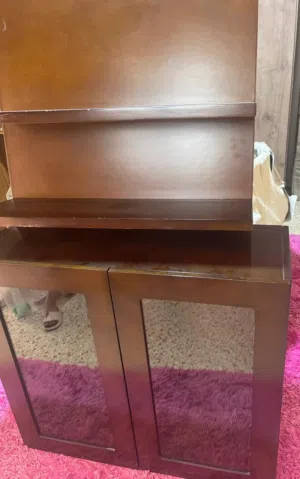 مكتبه تعلق جنب تلفزيون