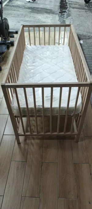 سرير اطفال بحاله جيده جدا لتواصل وتساب