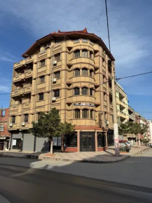 Grande Maison avec grands Magasin Commercial