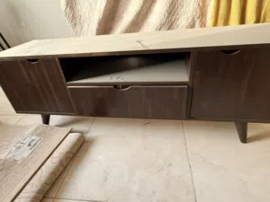 طاولة تلفزيون نظيفه جدا