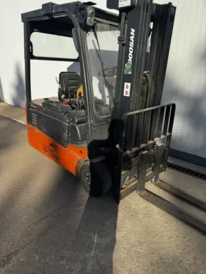 رافعة شوكية كهربائية ( فركة )