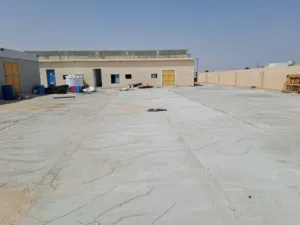 تم تخفيض السعر . خمس محلات وخلفها انشاءات غرف عمال ومكان مخصص لتصنيع السماد السمكي مؤجر بصناعية بدية