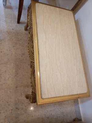 طاولات شبه جداد للبيع تفصيل لون ذهبي للخشب ولون كريمي للسيراميك أفضل نوعية بالسوق