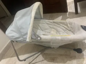 سرير اطفال هزاز ( يعمل على البطاريات)