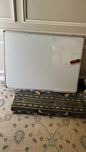 لدي سبوره نظيفه وكبيره بقراطيسه