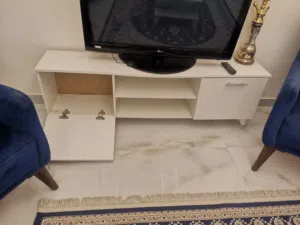 غرفة صالون كامله مع طاوله وسط وطاولة شاشه للبيع