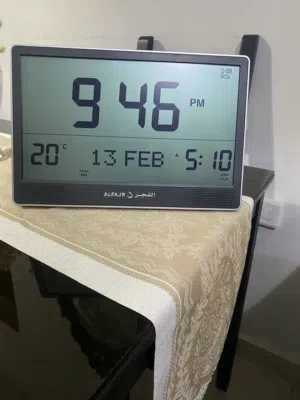 ساعة مع مؤذن بجميع الأصوات ووقت وتاريخ ودرجة الحرارة