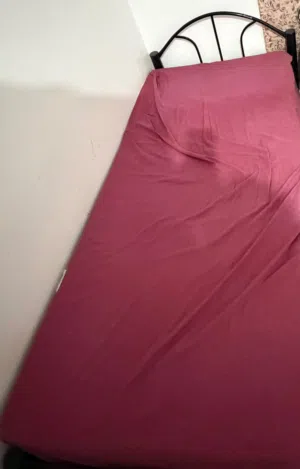 للبيع سرير و دولاب مستعملين حالتهم نظيف