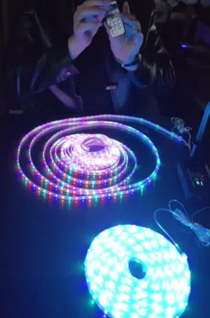 حبل زينة بالطاقة الشمسية – منظر يلفت من أول نظرة بدون تمديد بدون تعب شغّله وخلي الإضاءة تحكي عنك .