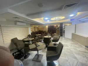 مطعم أو مقهى وجاهز بالكامل للإيجار في طريق الشط