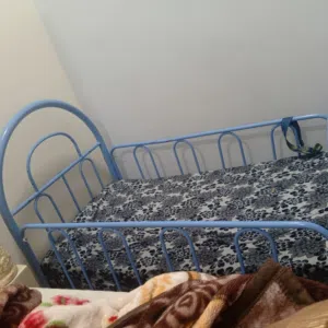 جربايه طفل حديد نضيفه مع دوشك