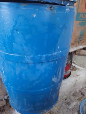 برميل لون ازرق بلاستك  مع حنفيه استعمال للبيت أو الشغل الحنفية نحاس اصلي وبرميل بلاستك سميك