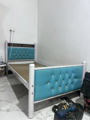 سرير رجالي نسائي نضيف