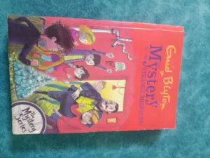 كتاب عن رواية غامضة