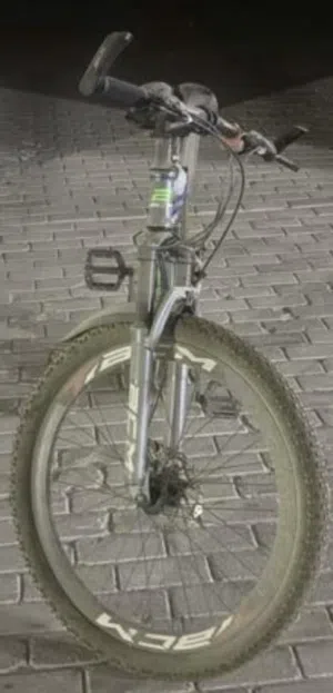 دراجة للبيع – نظيفة، عملية، وجاهزة للاستخدام اليومي والرياضة