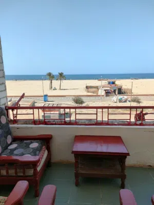 شقق للايجار من المالك مباشر اول مطل علي البحر للتواصل فون او واتس