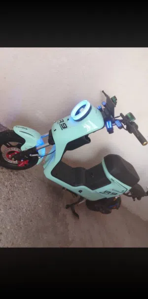 السلام عليكم دراجه للبيع R9 2025 الدراجه جاهزه الدراجه كفاله بطاريات 32 أمبير رقم