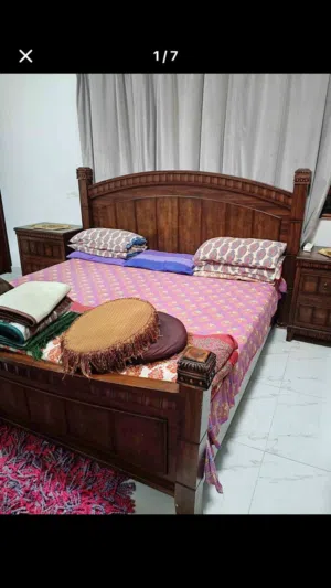 سریر، خزانة ملابس، و مرآة. 6قطع. لون جمیل و خشب