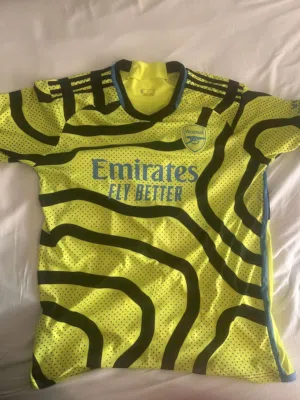 Arsenal 2021/2022 season with bukayo saka on the back number 7 never been worn in mint condition