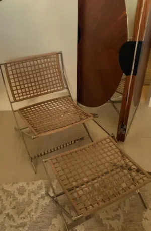 عدد 2 كرسي مع طاوله او ساند لرجل بتصميم عصري من الستانلس والخيوط القماش المنسوجه