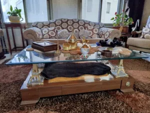 طقم صالون ضيوف معك طاوله وسط شبه جديد