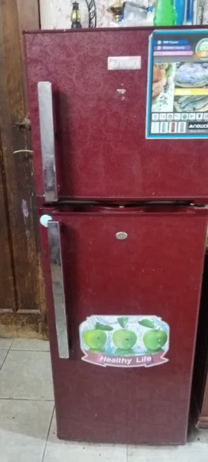 ثلاجه حجم وسط نظيفه