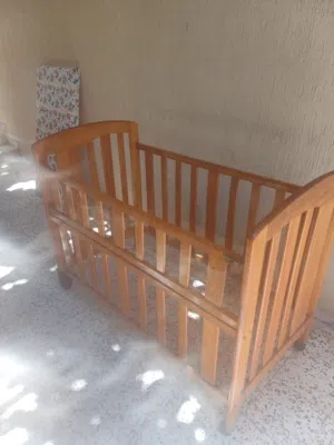 سرير أطفال مستعمل بحالة جيدة جدا