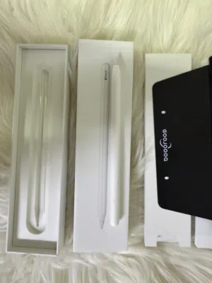 Apple pencil 2nd gen as new قلم أبل الاصدار الثاني شبه جديد مع كامل المرفقات