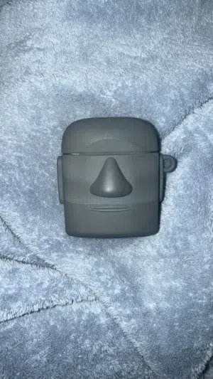 AirPods أصلية للبيع - نظيفة جداً مع كفر "الموآي" المميز