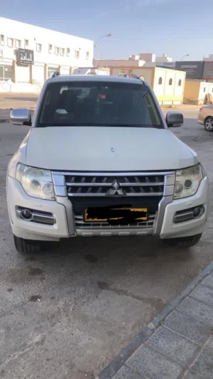 Used 2010 Mitsubishi Pajero GLS SUV with GCC Specs, 7 Seats, Original Paint