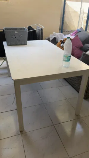 طاولة طعام كبيرة بيضاء