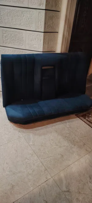 كرسي سيارة خلفي قرش و نص بحالة ممتازة