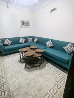 طقم كنب L شبه جديد استعمال شهرين للبيع مع الطاوله