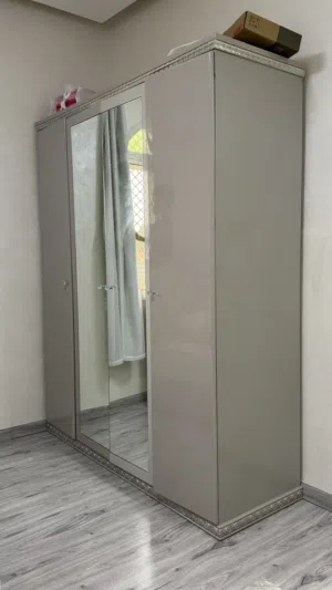 للبيع كبت ملابس أنيق بحالة ممتازة