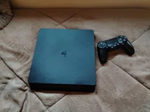 PS4 مستعمل للبيع، نظيف جدًا وشغال ممتاز معه 3 أيادي شغالات 100٪ ما فيه أي مشاكل أو تعليق