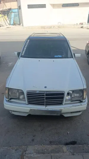 مرسيدس بطه محدث 95 كامل بودي وغرفه لون ابيض وفرعي أسود