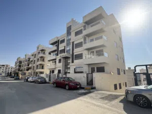 شقة مميزة للبيع  طابق ارضي مساحة 153م مع ترس 50م طريق المطار بسعر مميز