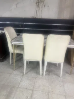 طالو بحاله جيده لا يوجد بها مشاكل ابيض اللون ارجل فضيى
