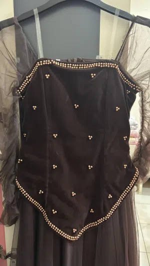 فستان مخمل راقي جدًا باللون البني وشغله نظيف ومرتب