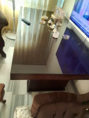 طاوله سفره بدون كراسي للبيع بحاله ممتازه عليها وجة قزاز