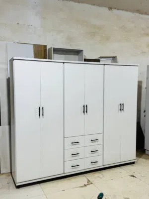 خزاين ملابس محلي الصنع