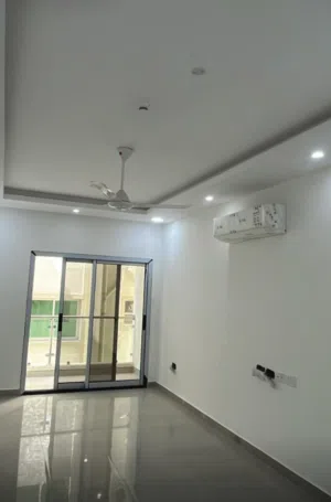 *شقة للإيجار - بوشر مسقط  موقع مميز وهادئ*   طابق أول  غرفتين + صالة + مطبخ + 3 حمامات   مواقف