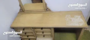 مكتب مع تسريحة و عليها مراية