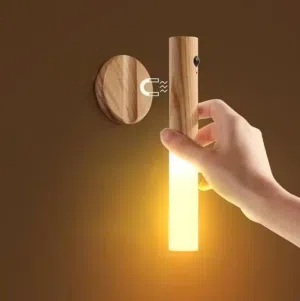 مصباح ليلي خشبي LED – إضاءة ذكية وأجواء هادئة!